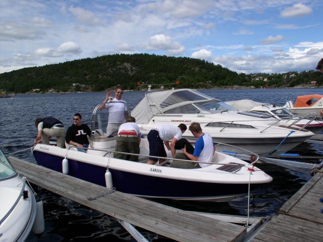 08 - Yrjan saying hi from the boat